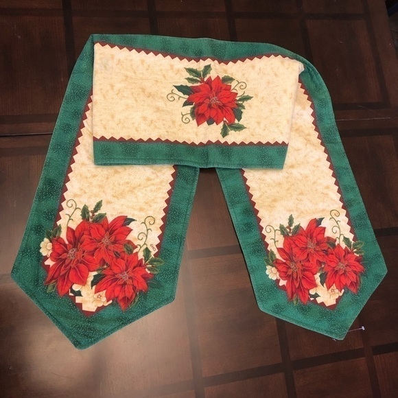 Christmas/ Holiday Poinsettia Dinning Table Runner - Picture 1 of 6